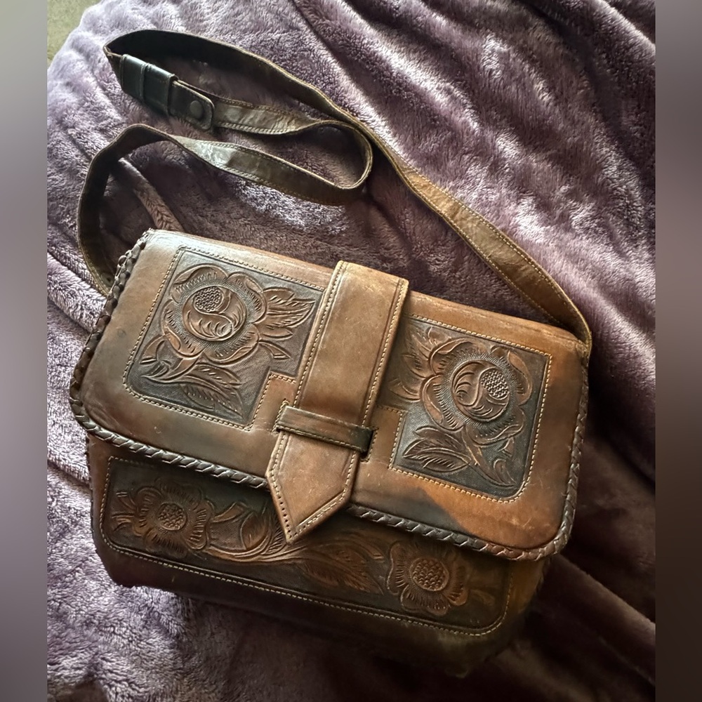 Vintage El Venado Hand Tooled Leather Purse